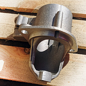 Крышка 6502.3708400 (передняя с вкладышем) на стартер 6502.3708, 6512.3708  БАТЭ